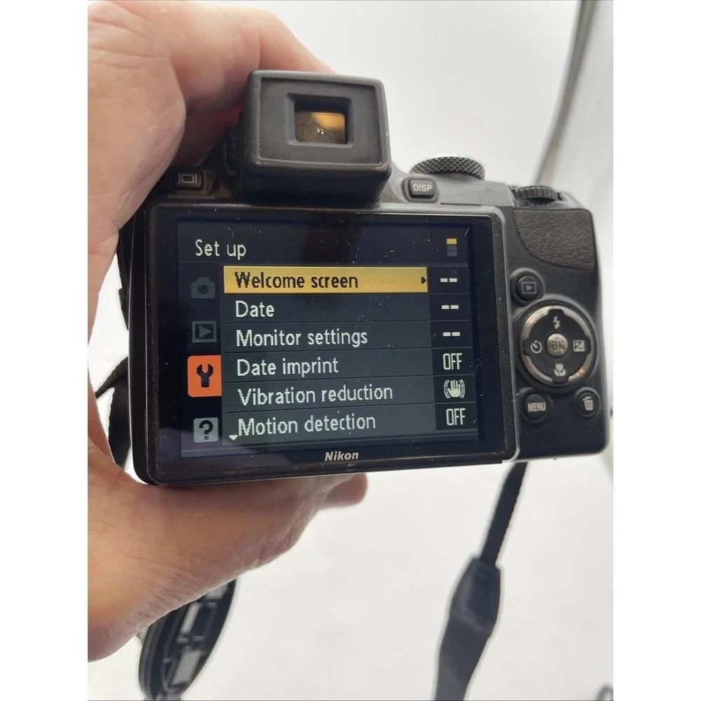Nikon Coolpix P90 12.1MP Digital Camera 24x Zoom Flip Up LCD +Battery+Strap